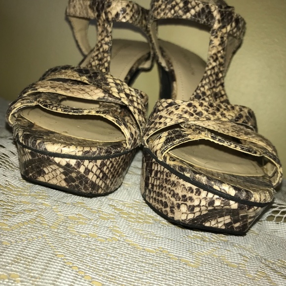 BCBGeneration Tan Brown Reptile Snake T strap Platform Heel Shoes - Picture 4 of 10